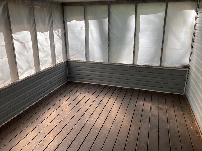 Building Photo - 2 Maple Leaf Dr