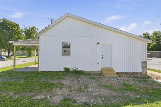 Building Photo - 1339 E Division St