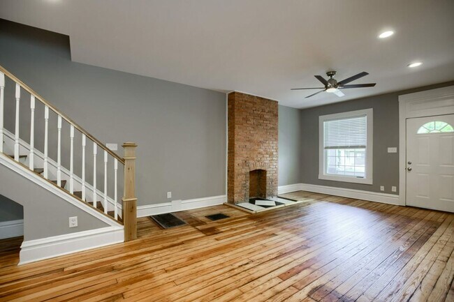Building Photo - E Norwich  Ave 135-137 MLR