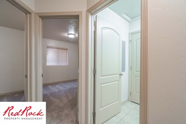 Building Photo - Beautiful 3 bedroom, 2.5 bathroom Townhome...