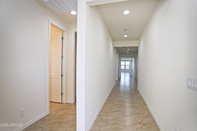 Building Photo - 879 W Finch Dr