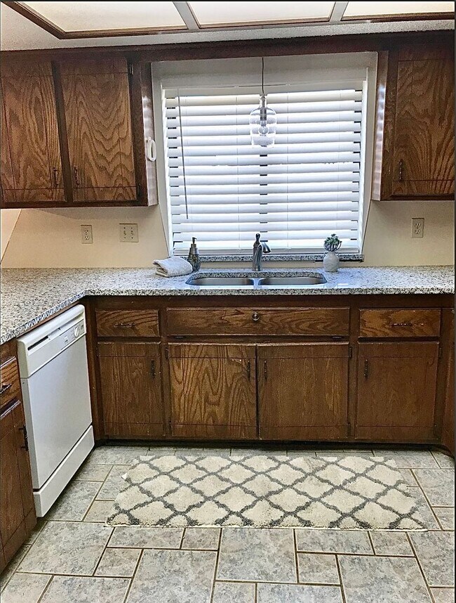 Building Photo - 3 bed, 2 bath Home in Ripple Creek!
