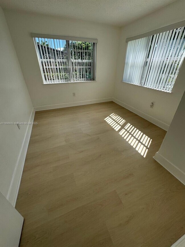 Building Photo - 821 Curtiss Dr