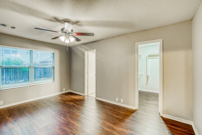 Building Photo - 10403 Falling River Dr