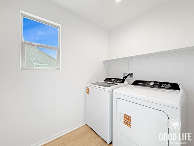 Building Photo - Beautiful 5Bd/2.5Ba Home In Lake Elsinore!