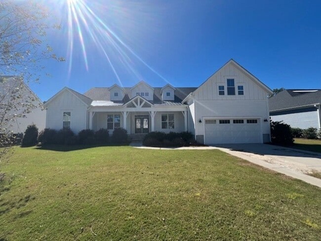 Building Photo - Experience Elegance and Privacy