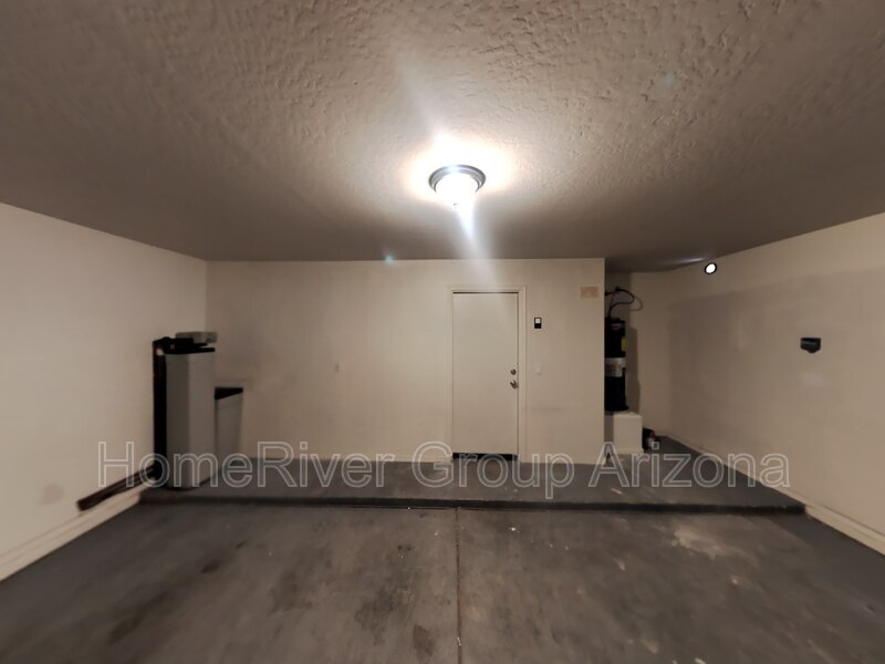Building Photo - 12422 W Valentine Ave