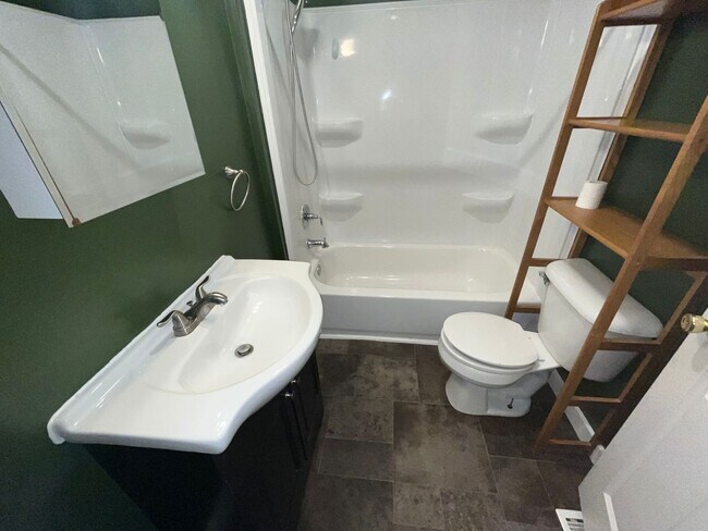 Building Photo - 3 Bedroom Home