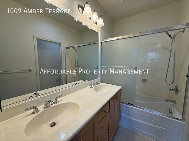 Building Photo - 1009 Amber Terrace