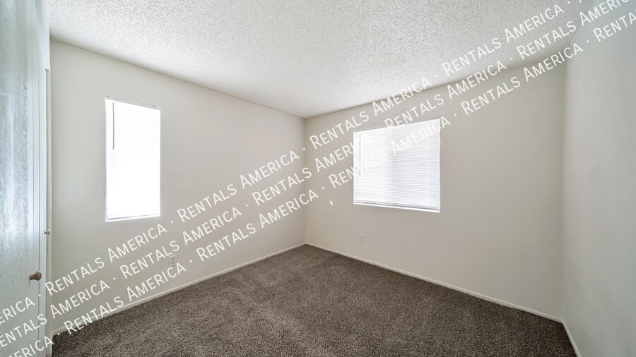 Building Photo - 1360 N Riverview Blvd