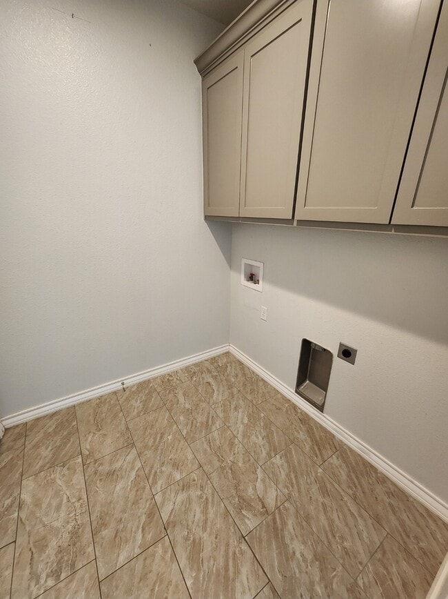 Building Photo - 3 bed 2 bath with 1 car garage