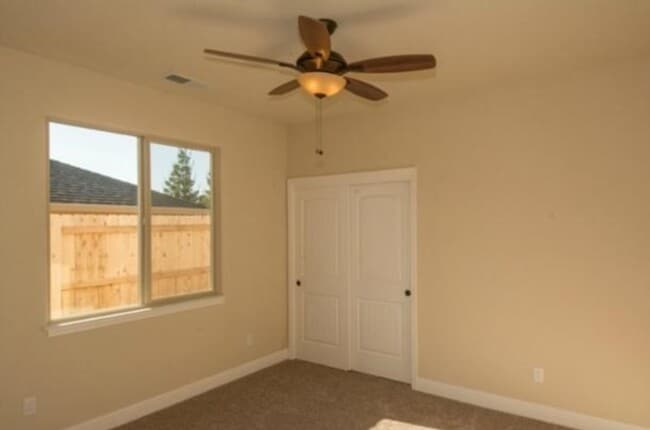 Building Photo - Newer Home - Great Location!