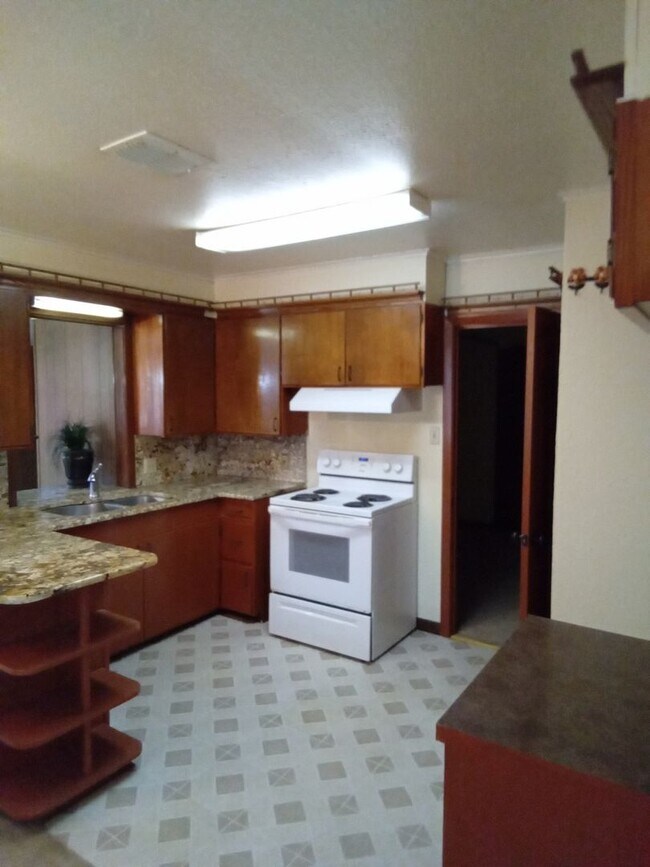 Building Photo - Old Greenacres!!