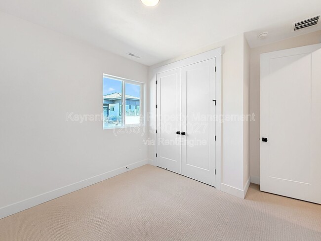 Building Photo - 373 E Lombard Ln