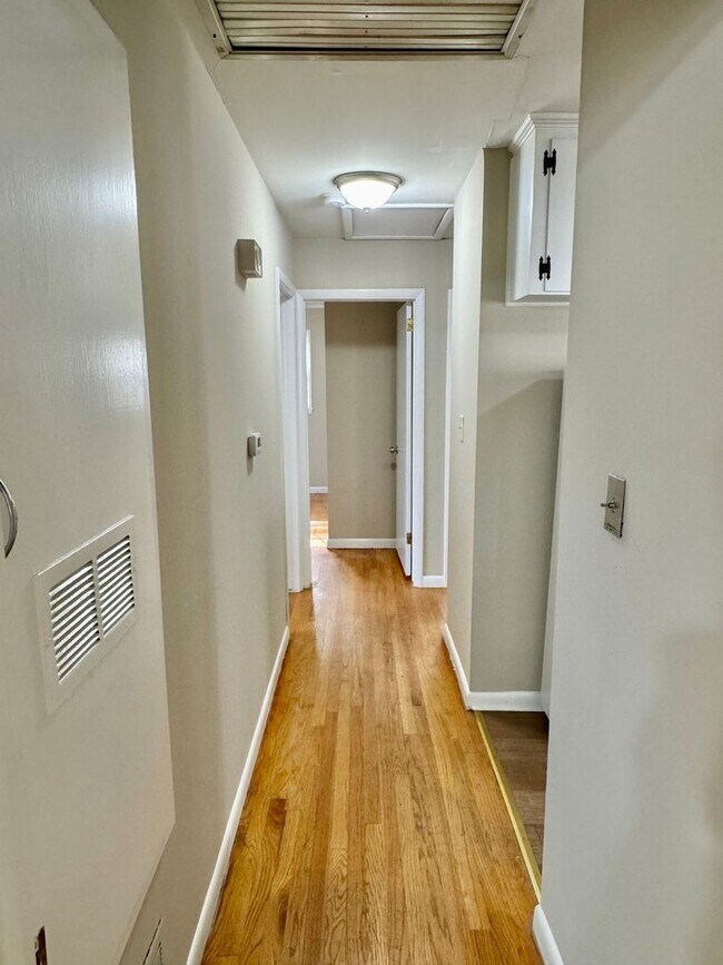 Building Photo - Charming 3-Bedroom Home with Cozy Living Spaces!