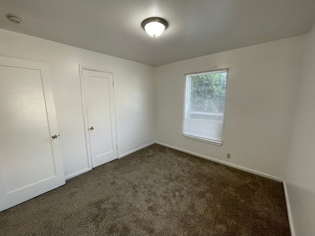 Building Photo - Cute 2 bedroom Duplex For Rent!!