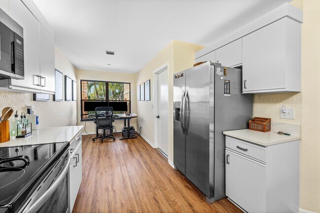 Building Photo - 858 Windermere Way