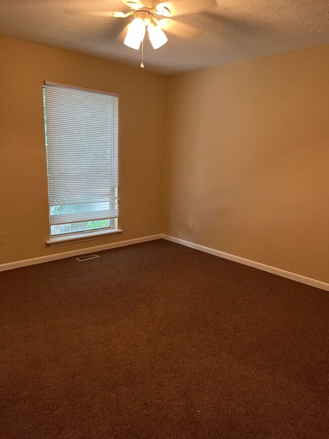 Building Photo - 2 Bedroom 1 1/2 Bath Townhome