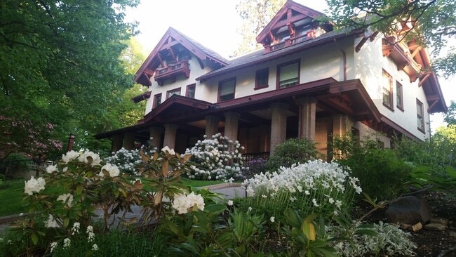 Building Photo - 1405 W 9th Ave