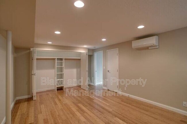 Building Photo - 4330 SW Council Crest Dr