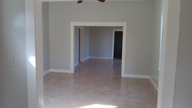 Building Photo - Completely renovated Large house, perfect for a family or young professional!