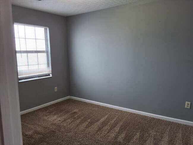 Building Photo - 1221 Clear Ridge Ln