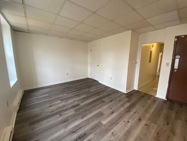 Building Photo - 611 N Front St