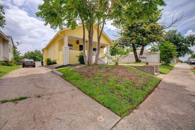 Building Photo - 2/1 Bright and Cheery Home Right Off Downtown!