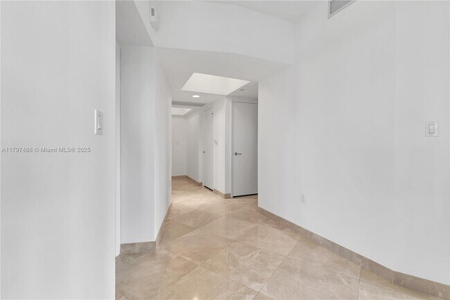 Building Photo - 20000 E Country Club Dr