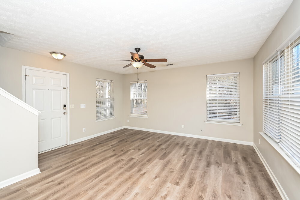 Building Photo - 542 W Oaks Dr