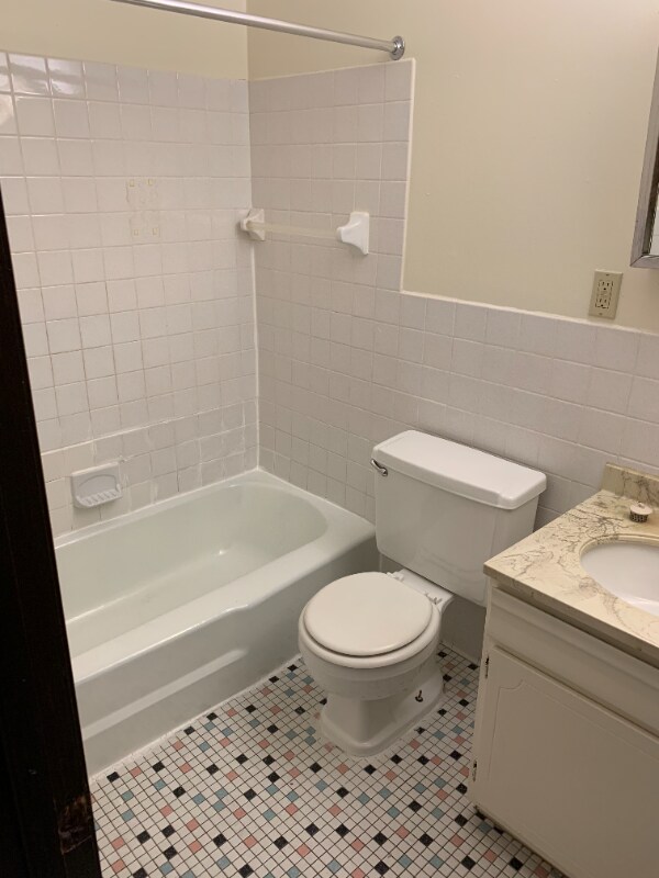 Building Photo - 995 St Albans St N