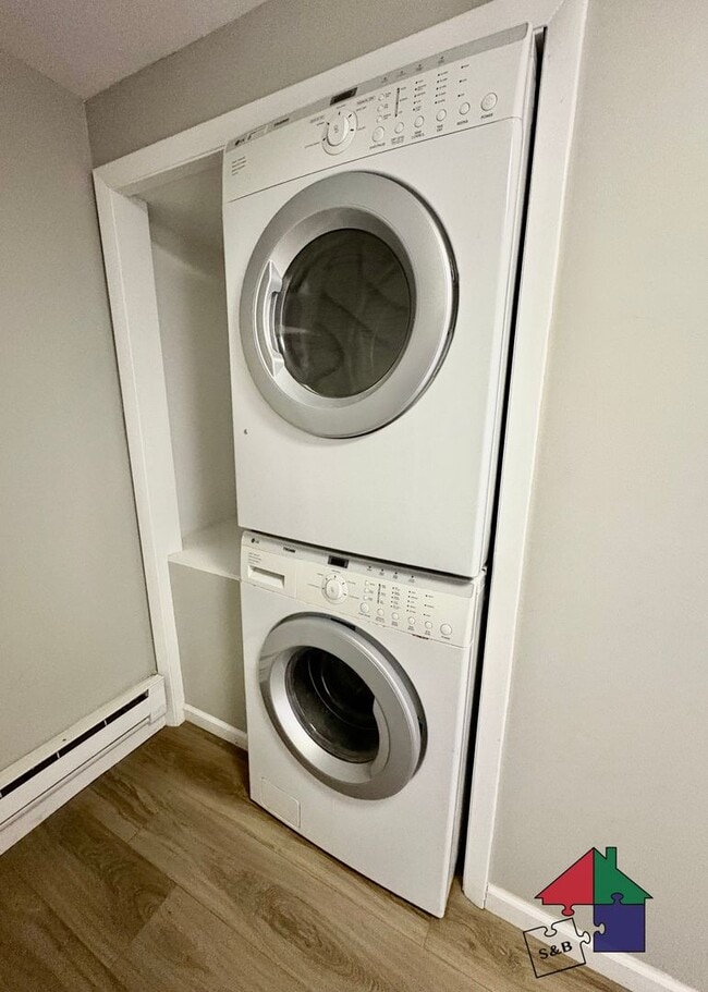 Building Photo - Modern 3 Bedroom 2.5 Bathroom Shelburne Apartment!