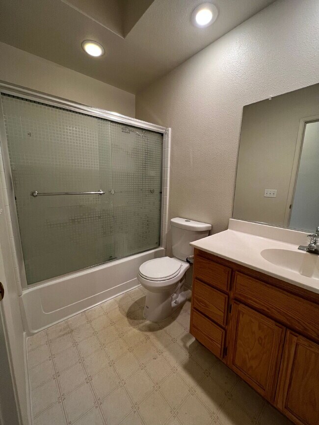 Building Photo - North Merced: 5 bedroom 3 bathroom 2 story...