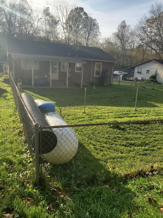 Building Photo - 3 Bed 1 Bath, Washer Dryer Hookup , Fenced in yard $1300 , $2800 to move in