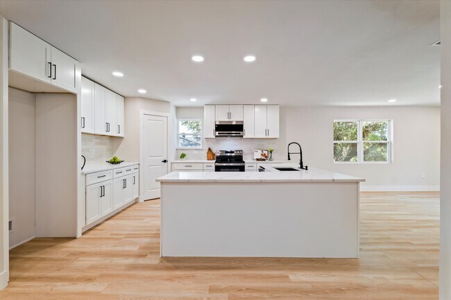Building Photo - 8500 Gibbs Dr