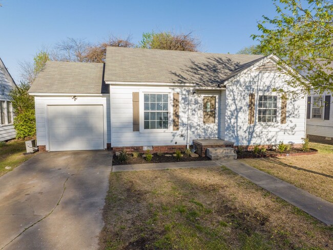 Building Photo - Freshly Updated 3 Bedroom Home