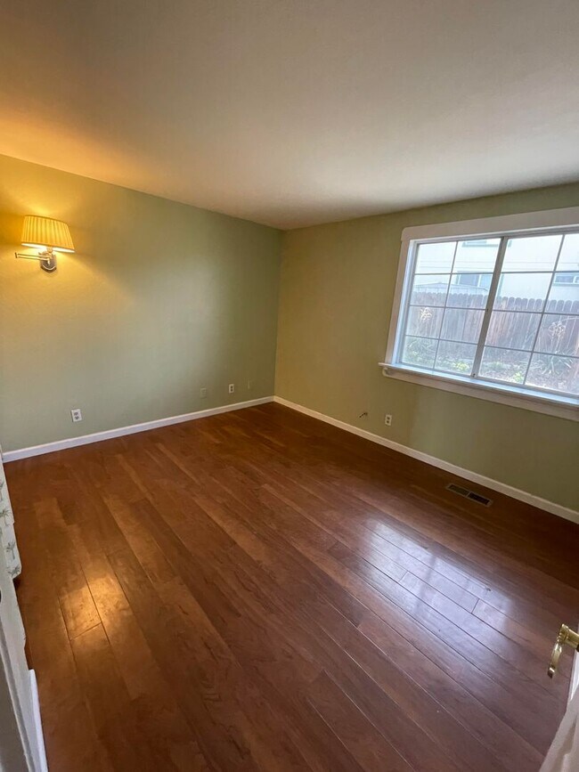 Building Photo - 4528 Whitney Cir