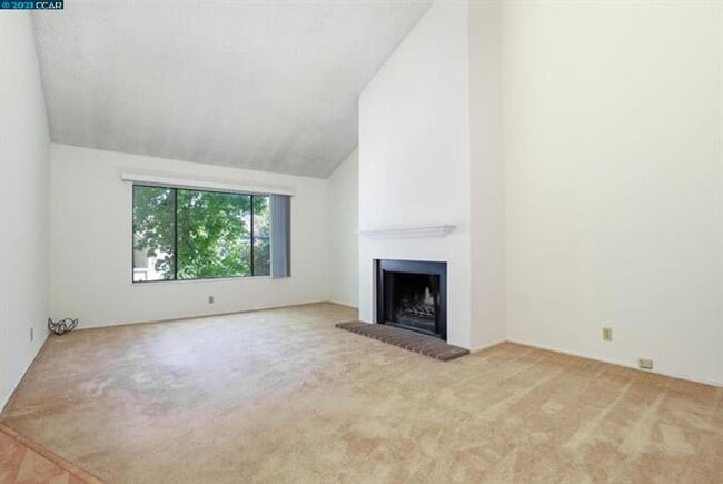 Building Photo - 3 bedroom 2.5 bathroom townhome w/ 1 car garage in desirable Pleasant Hill neighborhood.