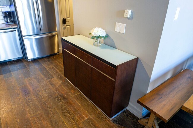 Building Photo - 204 N Walnut St