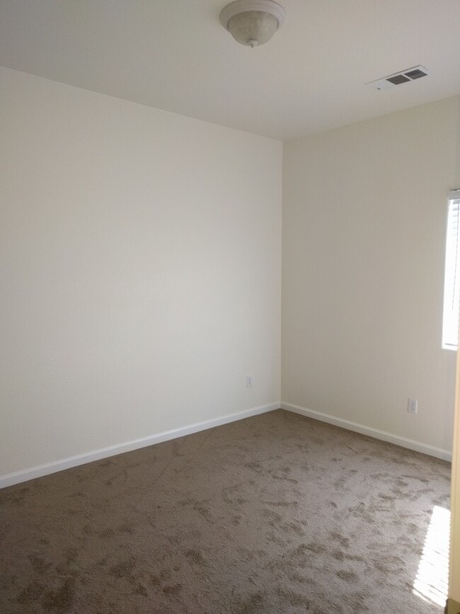 Building Photo - Huge 4-Bedroom Single Story Home with 2 Weeks Free Rent