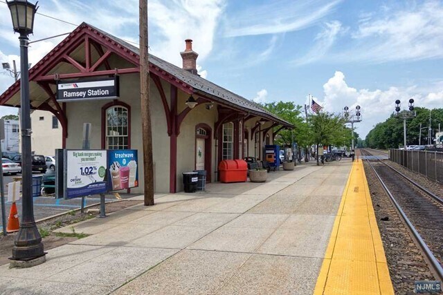 Building Photo - 205 W Main St