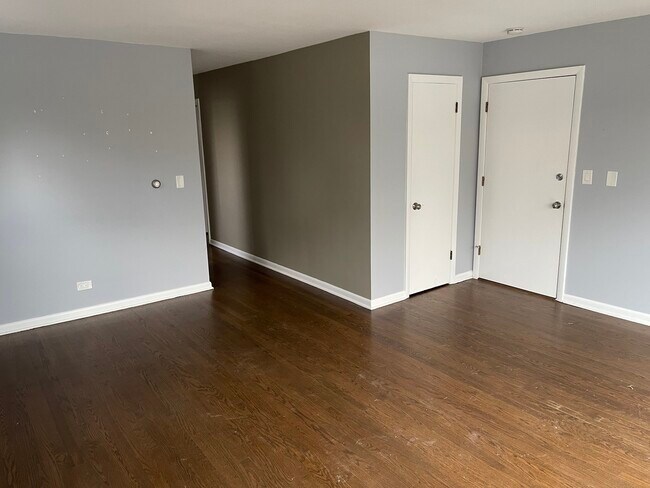 Building Photo - 5259 N Leamington Ave