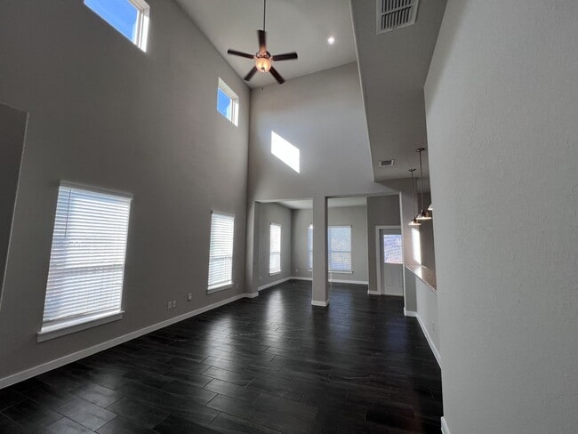 Building Photo - Beautiful Townhouse in New Braunfels!