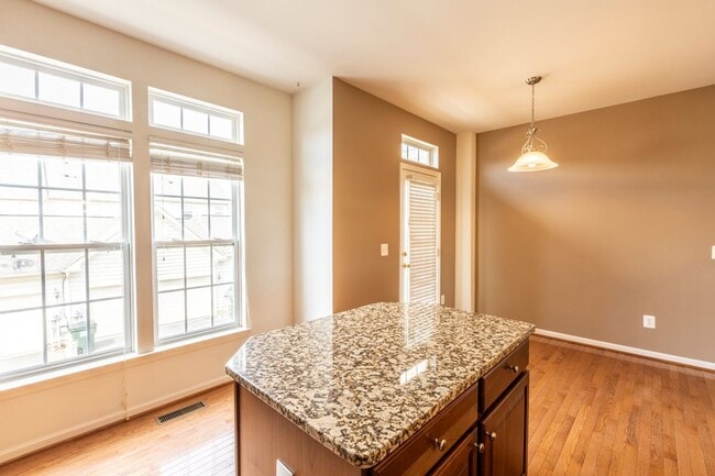 Building Photo - 2042 Lockwood Dr