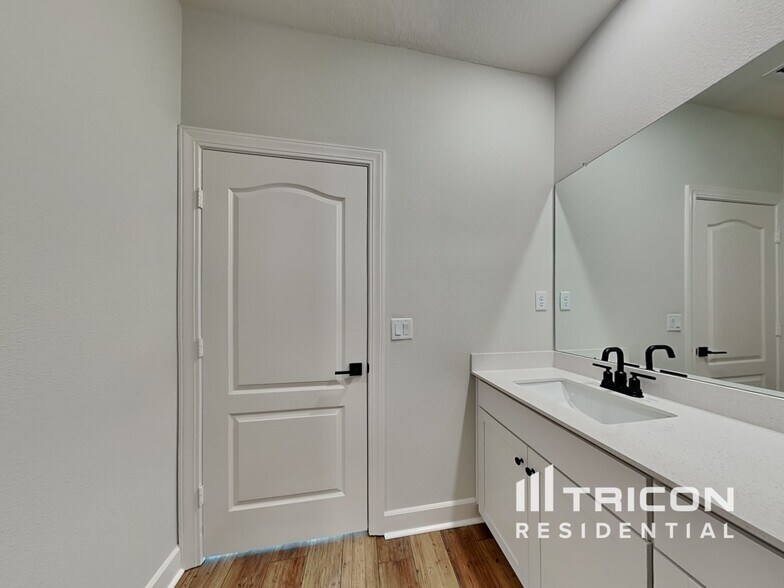 Building Photo - 895 Morgans Treasure Rd