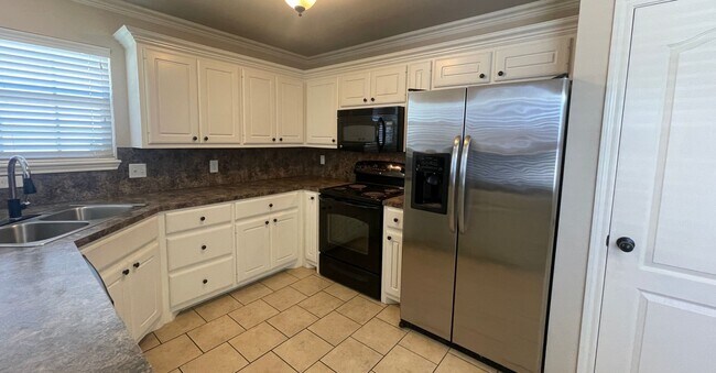 Building Photo - 3/2/2 - South of Loop 289, off of 89th & A...