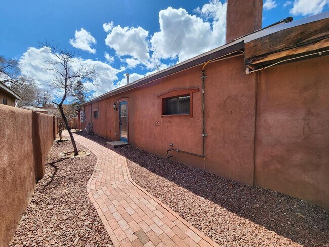 Building Photo - 1703A Jay St