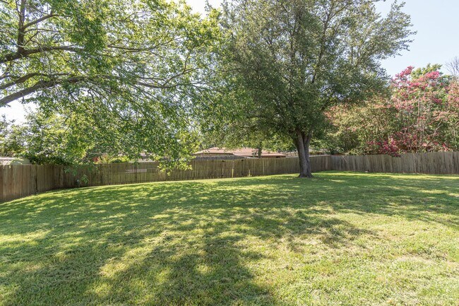 Building Photo - VERY large home in a great location!!