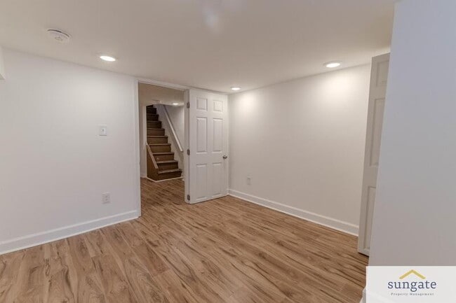 Building Photo - 142 N Ellwood Ave