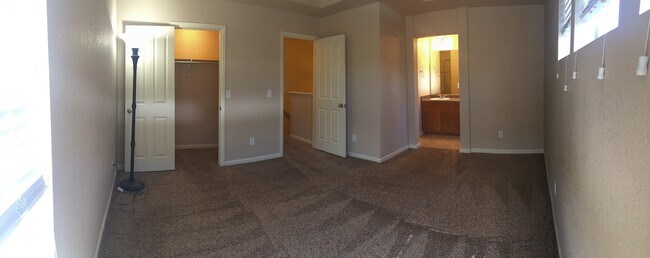 Building Photo - Lots of Great Light in this End Townhome